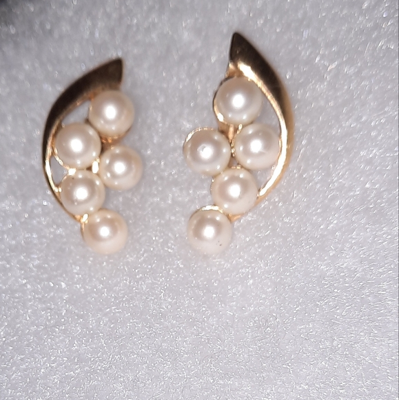 Vintage faux pearl and goldtone clip-on earrings - Picture 2 of 7